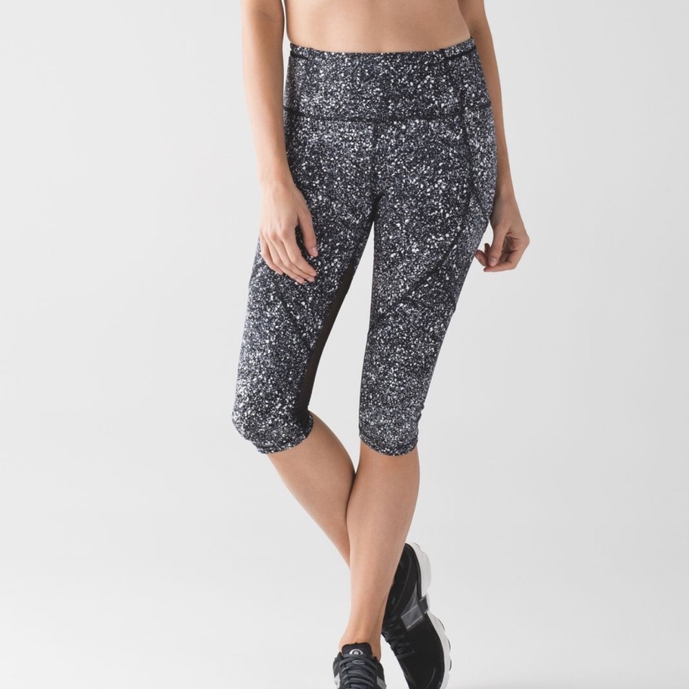 LULULEMON Outrun 17” Crop Black White Splatter Mesh Running Leggings Size 6 - Picture 4 of 12